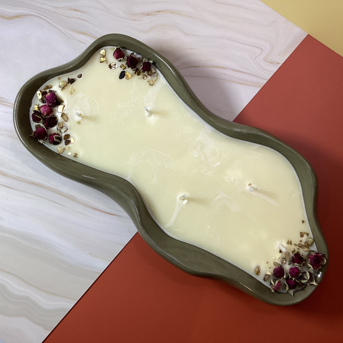 Vela XL aromática con diseño rústico color verde, aroma a rosas