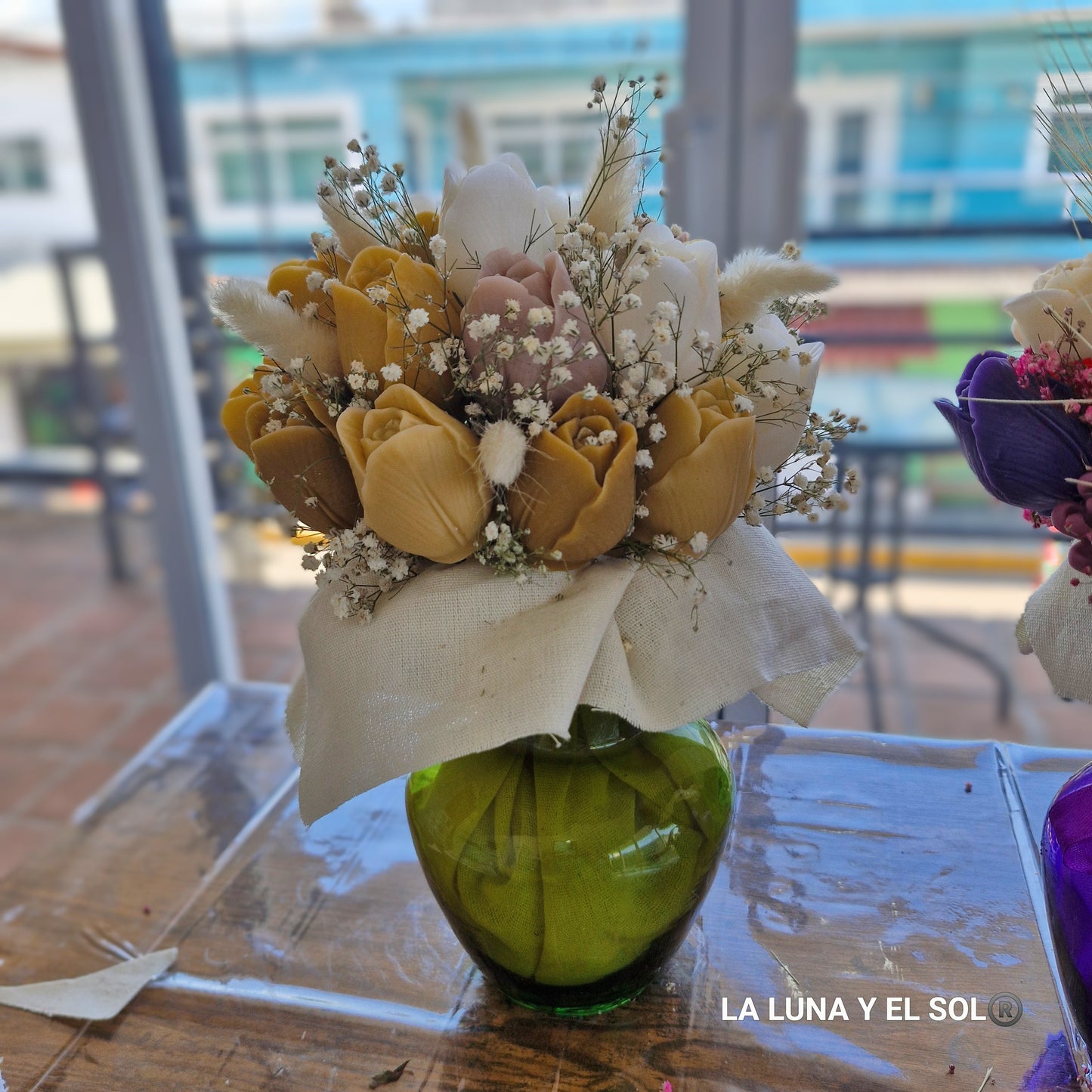 Bouquet de flores de velas aromáticas verde con beige