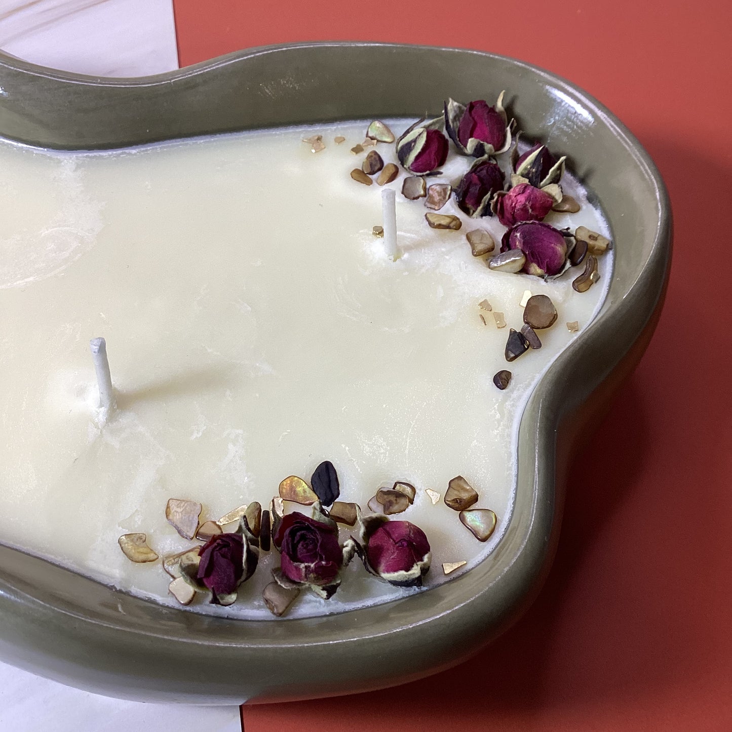 Vela XL aromática con diseño rústico color verde, aroma a rosas