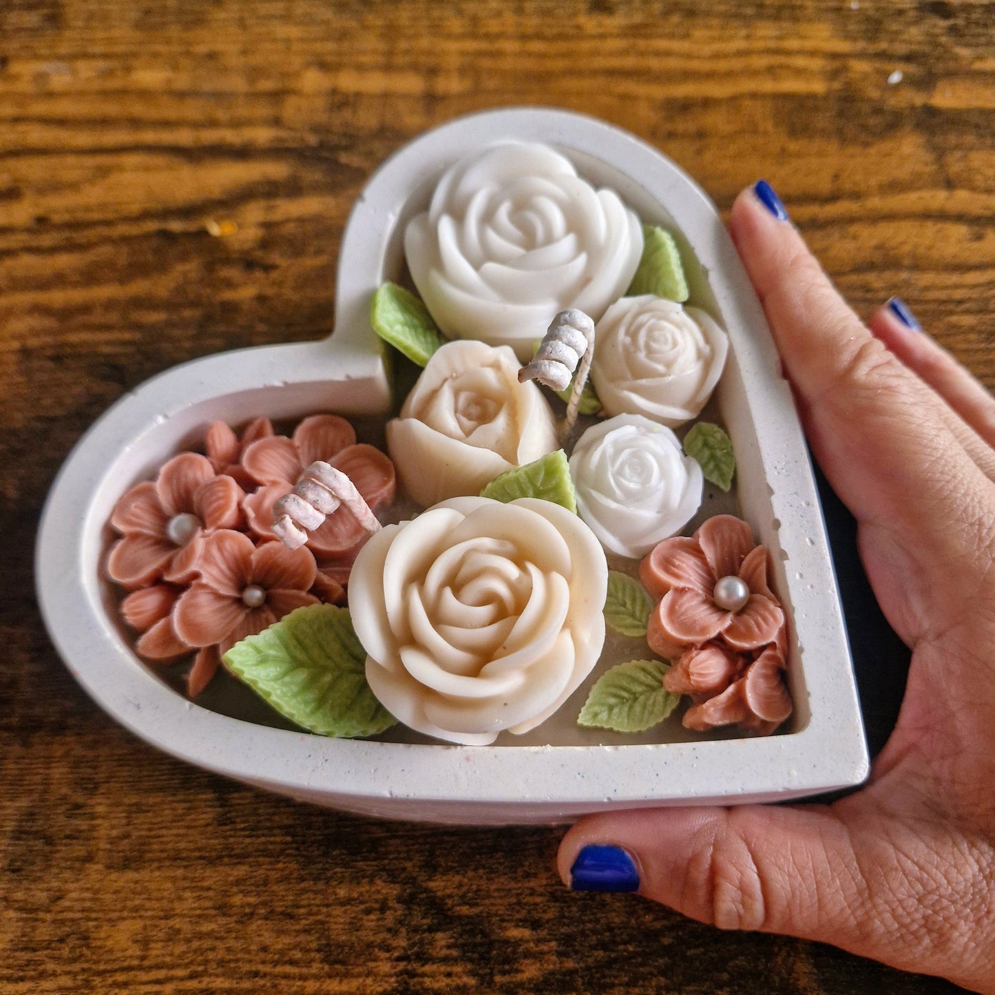 Vela corazón collage de flores tonos piel y palo de rosa tamaño grande aroma relajante