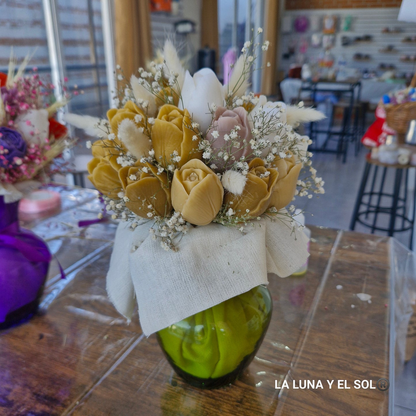 Bouquet de flores de velas aromáticas verde con beige