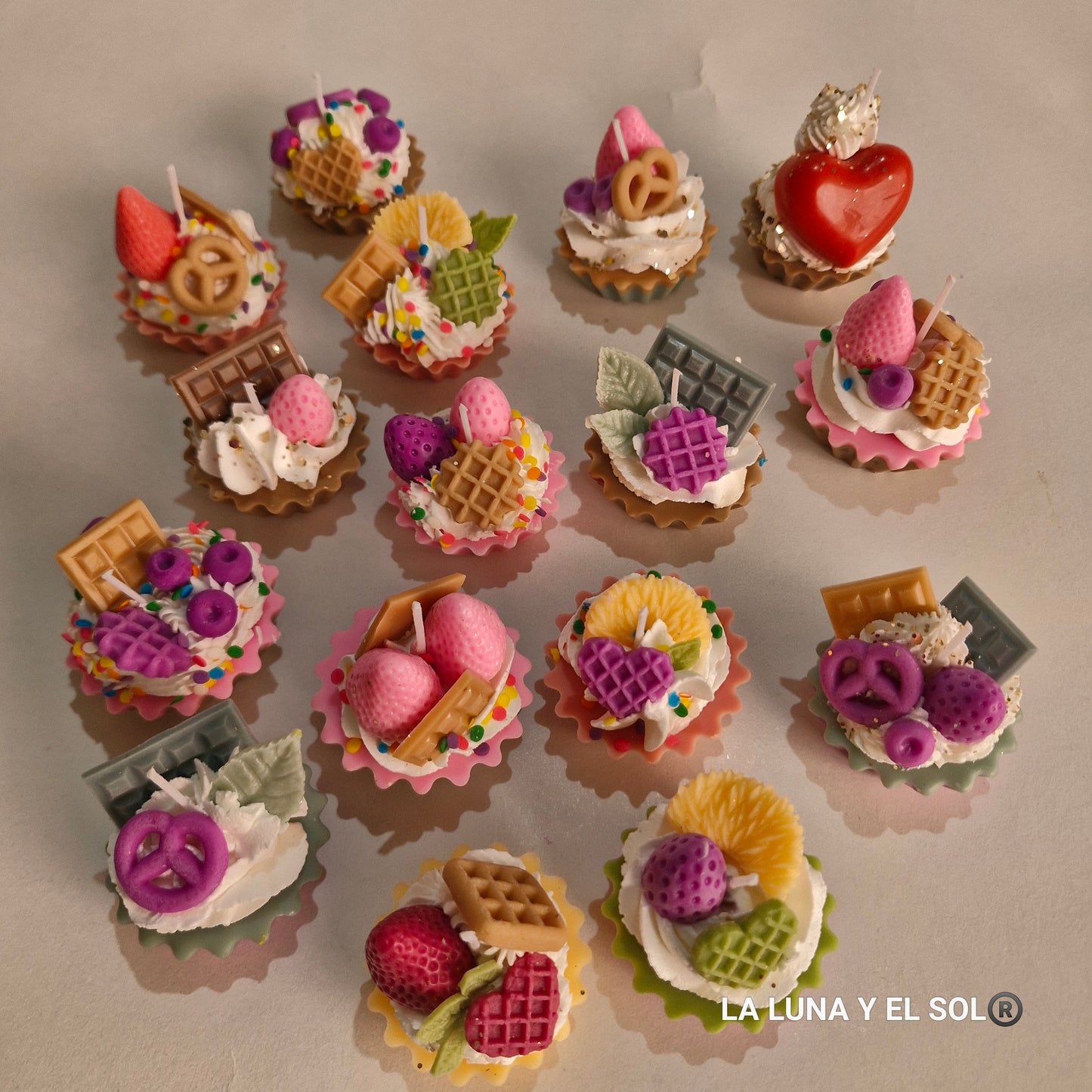 Pack 20 mini velitas diseño cupcake colores surtidos con empaque y etiqueta especial