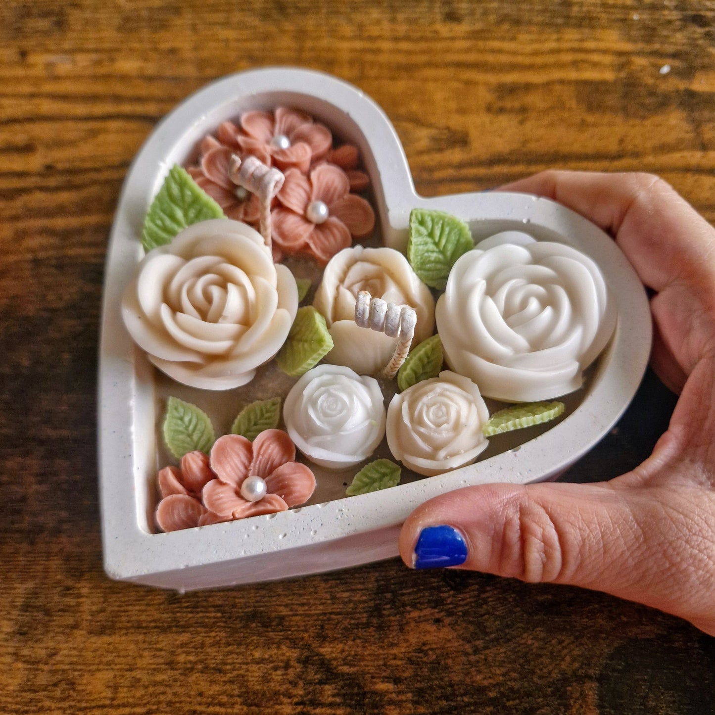 Vela corazón collage de flores tonos piel y palo de rosa tamaño grande aroma relajante